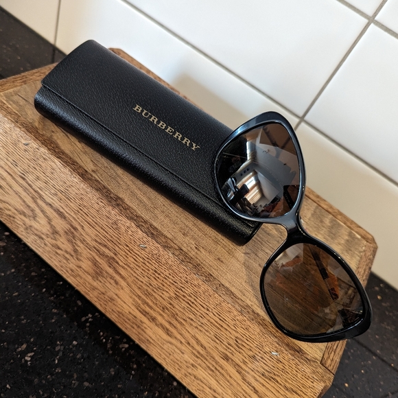 Burberry  4235 Sunnies. EUC. - Picture 9 of 13